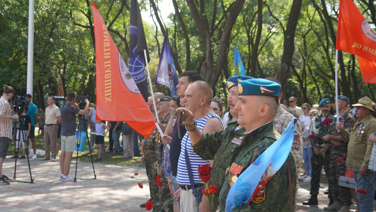 на знамени гвардейского полка голубые береты